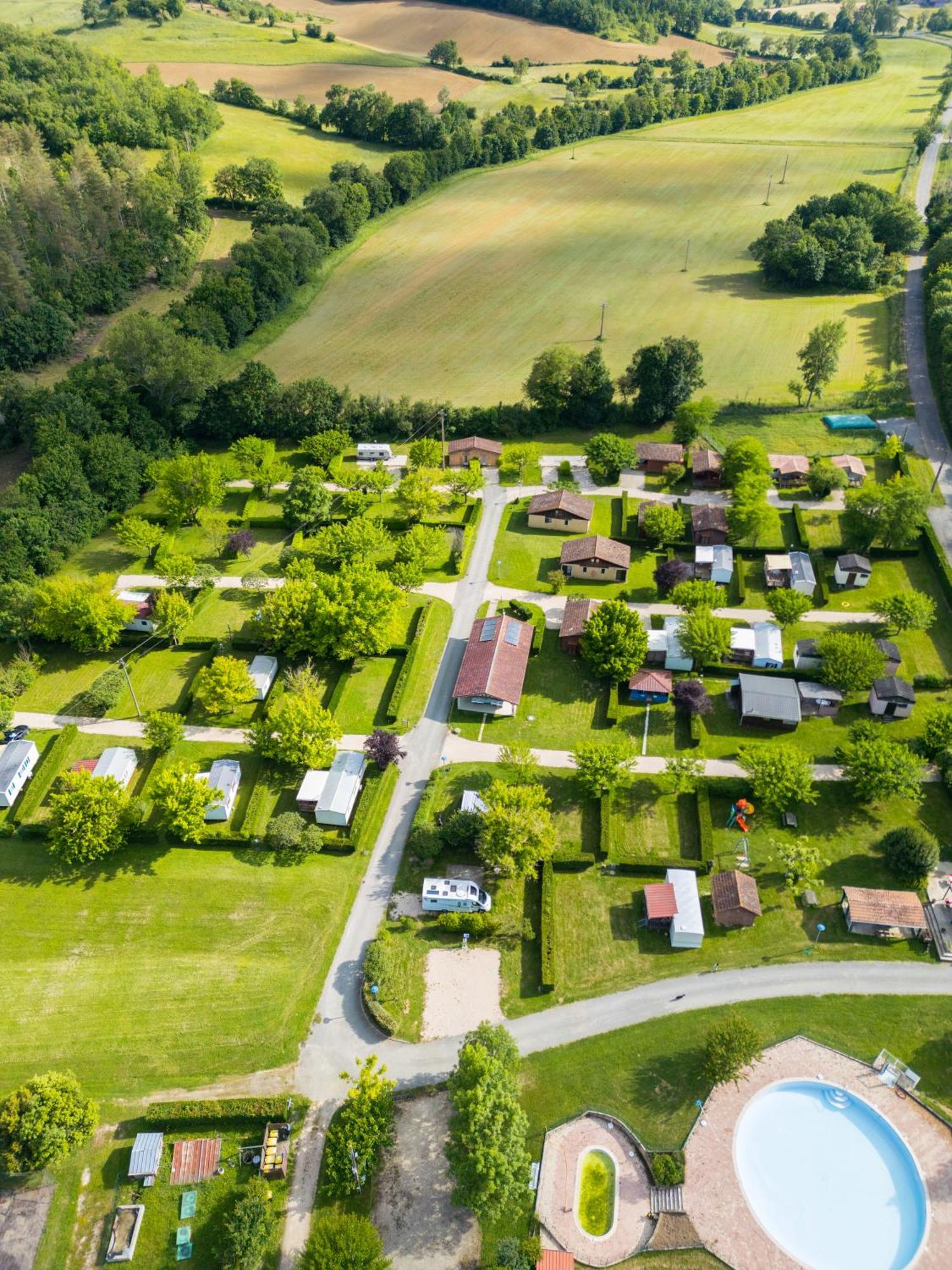Camping Familial Paisible Avec Piscine, Mobil Home , Chalet, Studio & Emplacement Nue Casties-Labrande Экстерьер фото