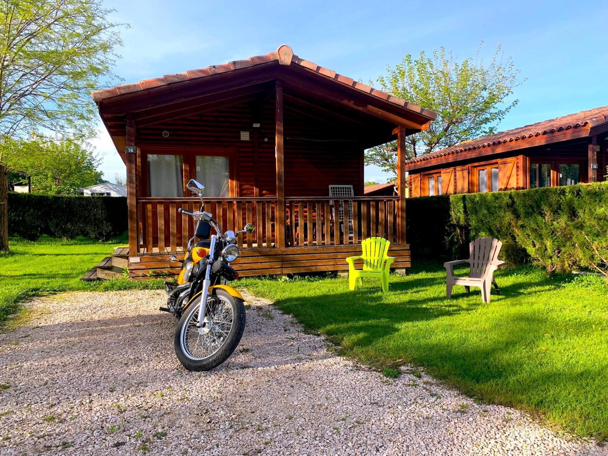 Camping Familial Paisible Avec Piscine, Mobil Home , Chalet, Studio & Emplacement Nue Casties-Labrande Экстерьер фото