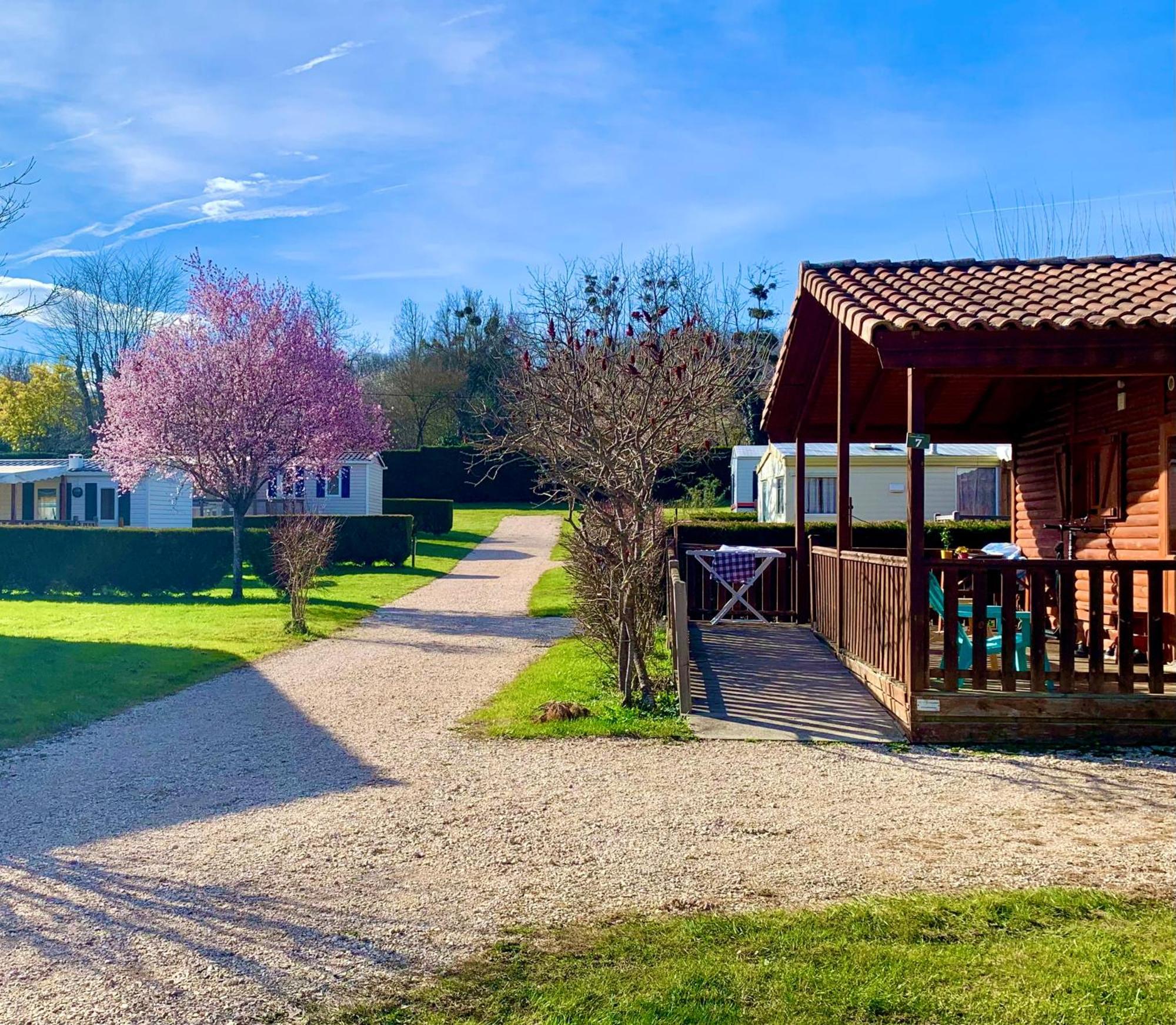 Camping Familial Paisible Avec Piscine, Mobil Home , Chalet, Studio & Emplacement Nue Casties-Labrande Экстерьер фото